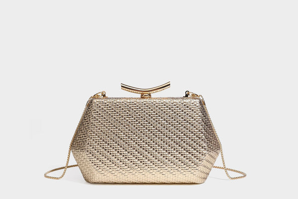 Kleine, strukturierte Clutch aus metallischem Flechtmaterial mit goldfarbenem Bügelverschluss und abnehmbarem Kettenriemen, Detailansicht 25