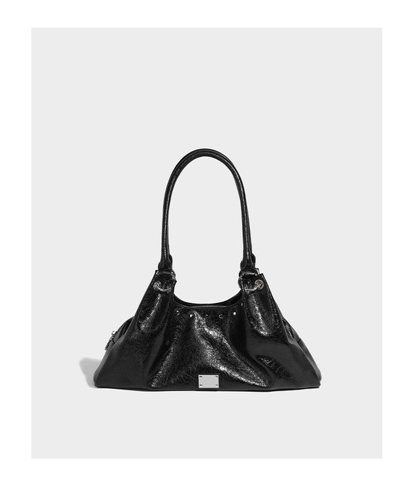Locker fallende trapezförmige Tote-Schultertasche mit glänzender, geknautschter Lederoptik, zwei Schlaufenhenkeln, Reißverschluss oben und