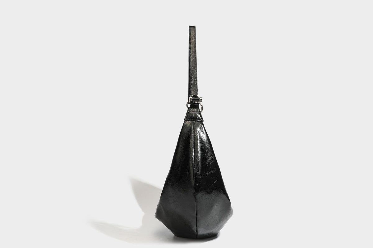 Lässig fallende Hobo-Schultertasche in Halbmondform mit glänzender, geknautschter Lederoptik, schmalem Riemen, silberfarbenen Ringbeschlägen und