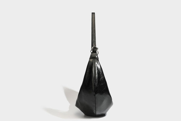 Lässig fallende Hobo-Schultertasche in Halbmondform mit glänzender, geknautschter Lederoptik, schmalem Riemen, silberfarbenen Ringbeschlägen und