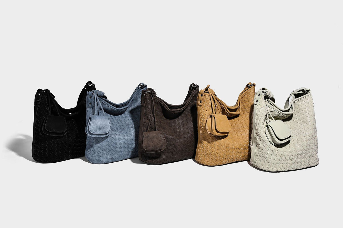 Lässige geflochtene Hobo-Schultertasche mit Korbgeflecht-Textur, befestigter Mini-Tasche vorne und verstellbarem geknotetem Riemen, Detailaufnahme
