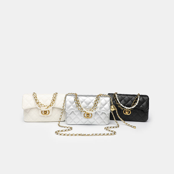 Gesteppte Crossbody-Tasche mit Rautenmuster, Klappe, perlenbesetztem Kettenriemen in Goldoptik und Drehverschluss, Detailansicht 2