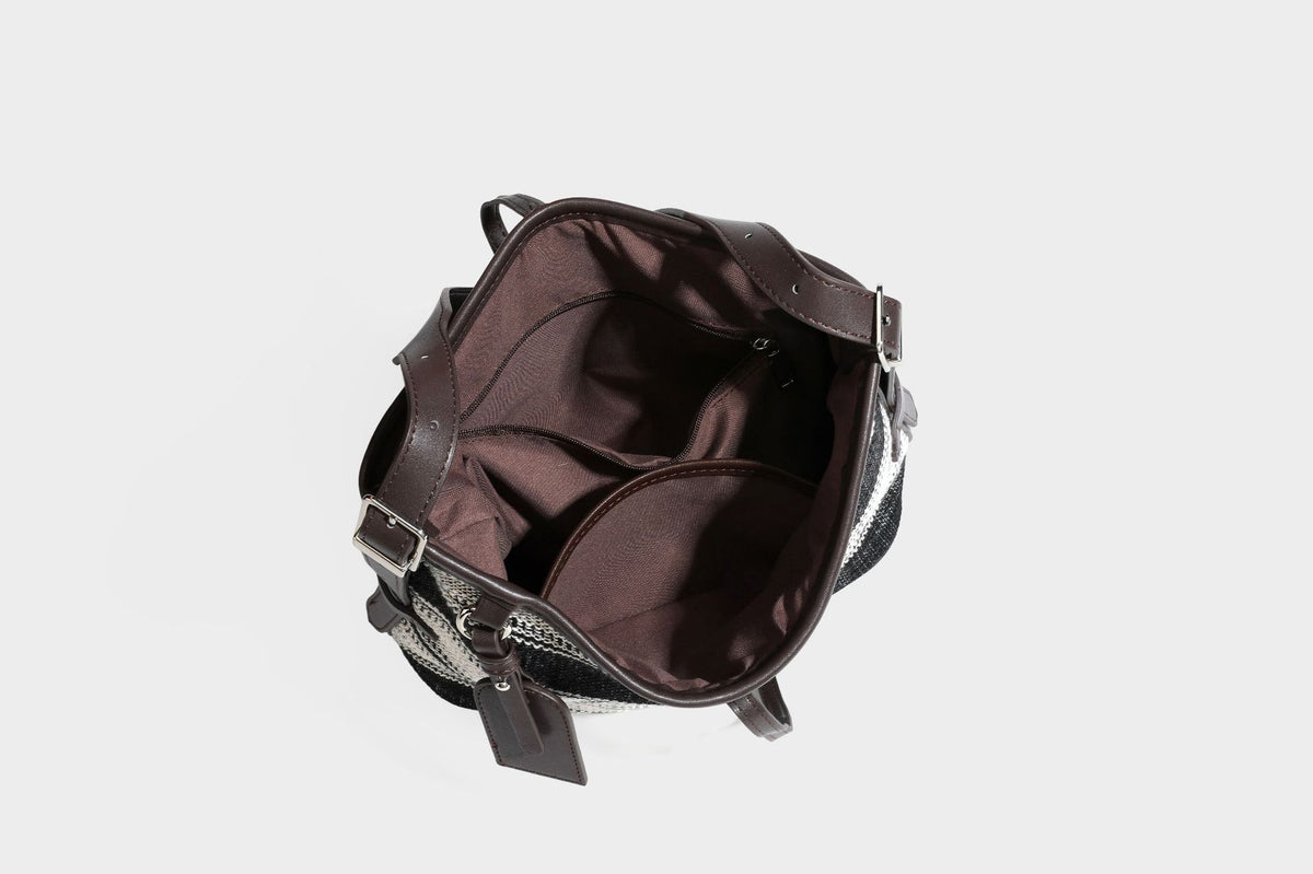 Schwarz-weiß karierte Hobo-Schultertasche aus gewebtem Material mit dunkelbrauner Einfassung in Lederoptik, Kordelzugverschluss und langem, verstellbarem