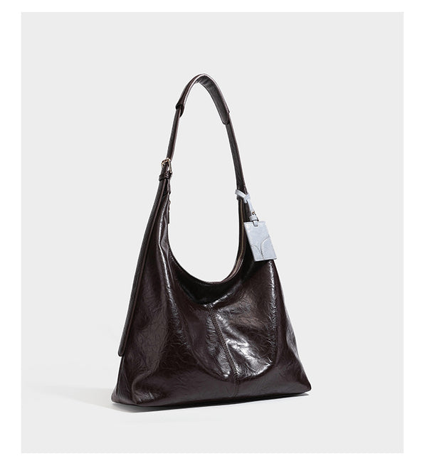Große dunkelbraune, glänzende, geknautschte Hobo-Schultertasche mit Reißverschluss, goldfarbenen Beschlägen, verstellbarem Riemen und hellblauem