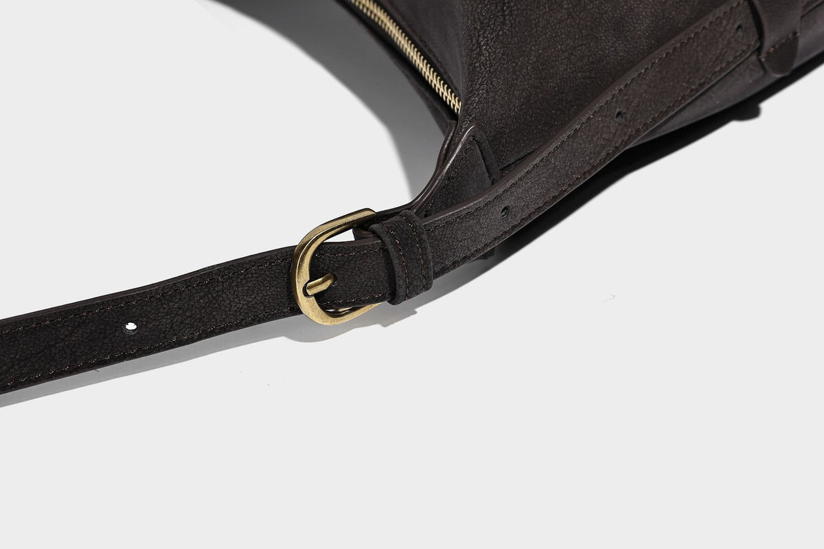 Lässig fallende Hobo-Schultertasche mit matter Oberfläche, Quastenbesatz und goldfarbenen Metallbeschlägen, Detailansicht 28