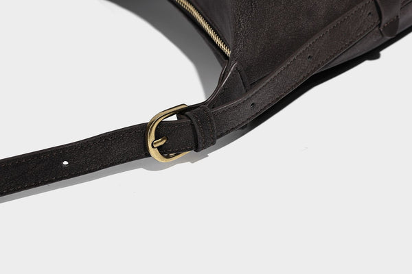 Lässig fallende Hobo-Schultertasche mit matter Oberfläche, Quastenbesatz und goldfarbenen Metallbeschlägen, Detailansicht 28
