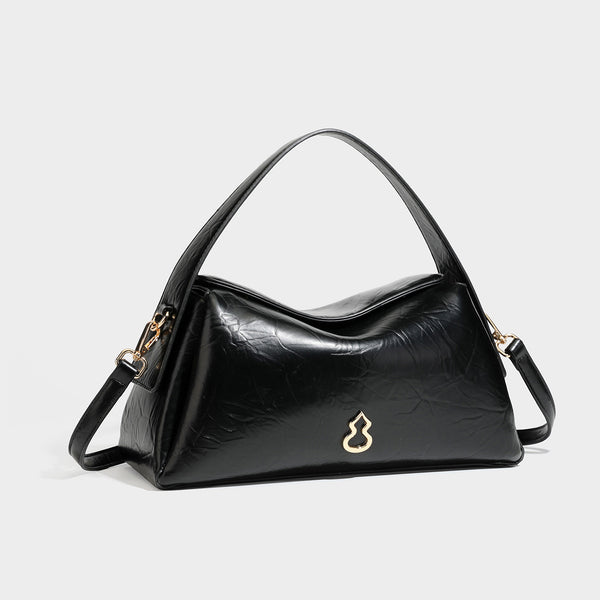 Glänzende, geknautschte Trapez-Schultertasche mit Klappenverschluss, Logo-Beschlägen in Goldoptik, Tragegriff und abnehmbarem, verstellbarem