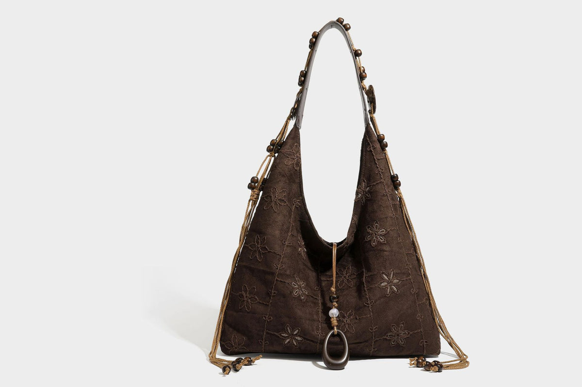 Dunkelbraune bestickte Hobo-Shopper-Tasche mit perlenverziertem Schulterriemen in Lederoptik, verknoteten Quastenbändern und ovalen Ringbeschlägen