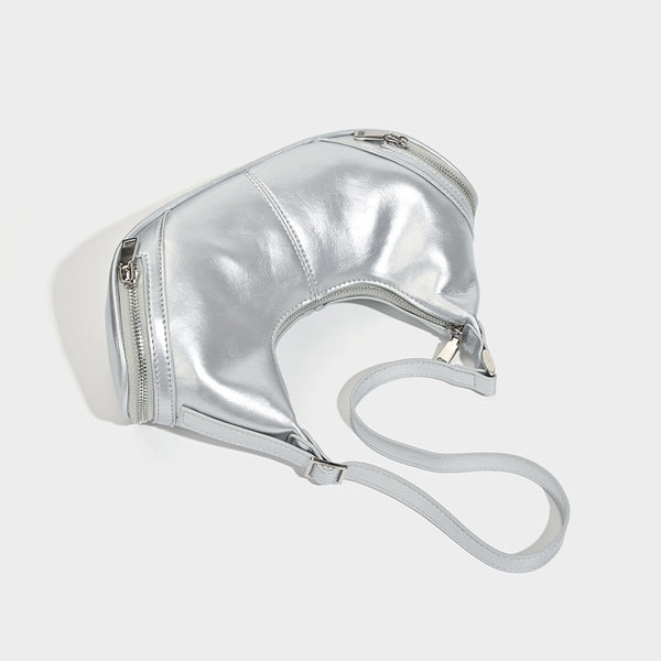 Mini-Hobo-Schultertasche in Halbmondform mit zwei seitlichen Reißverschlusstaschen und silberfarbenen Beschlägen, Detailansicht 4