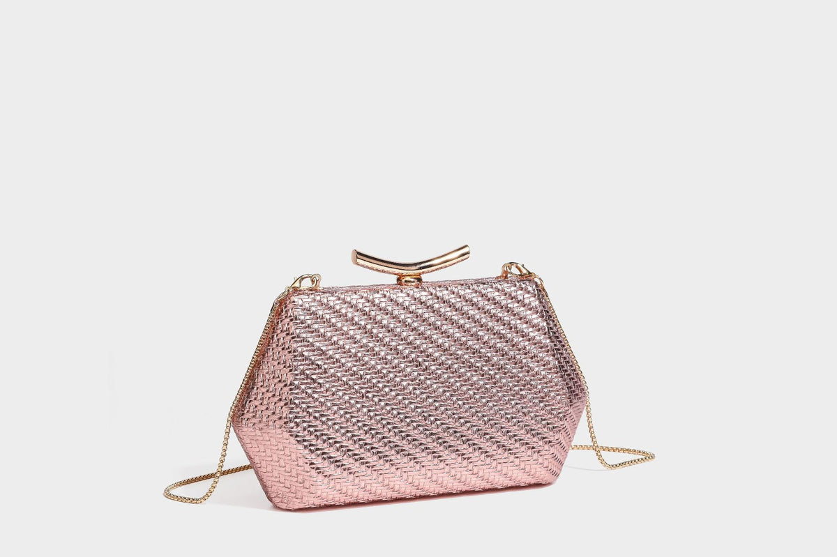 Kleine, strukturierte Clutch aus metallischem Flechtmaterial mit goldfarbenem Bügelverschluss und abnehmbarem Kettenriemen, Detailansicht 23