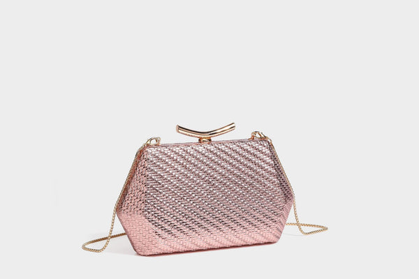 Kleine, strukturierte Clutch aus metallischem Flechtmaterial mit goldfarbenem Bügelverschluss und abnehmbarem Kettenriemen, Detailansicht 23