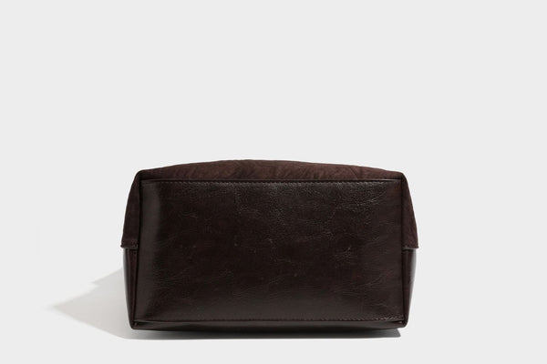 Dunkelbraune, weich fallende Hobo-Schultertasche mit strukturierter Oberfläche in Velourslederoptik, glatten Besätzen in Lederoptik und Details in Antikgoldoptik