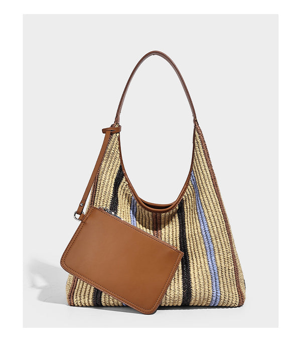 Weich fallender Hobo-Shopper aus gestreiftem Webmaterial in Camel mit mehrfarbigen Streifen und braunem Besatz in Lederoptik, mit abnehmbarem Reißverschluss abgebildet