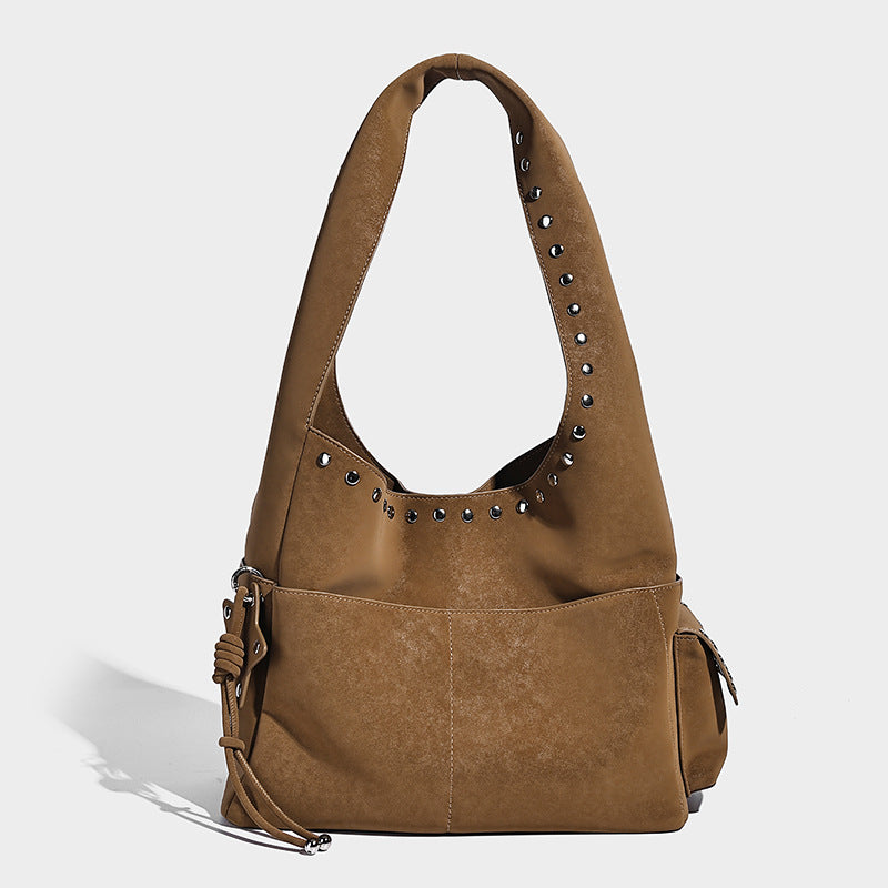 Lässig-sacförmige Hobo-Schultertasche in Dunkelbraun mit matter Velourslederoptik, silberfarbenem, mit Nieten besetztem Riemen und seitlichem Kordelzug