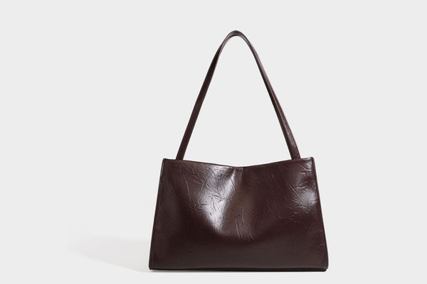 Strukturierte rechteckige Tote-Schultertasche aus glänzender, geknitterter Lederoptik mit langen Doppelträgern und Emblem in Goldoptik