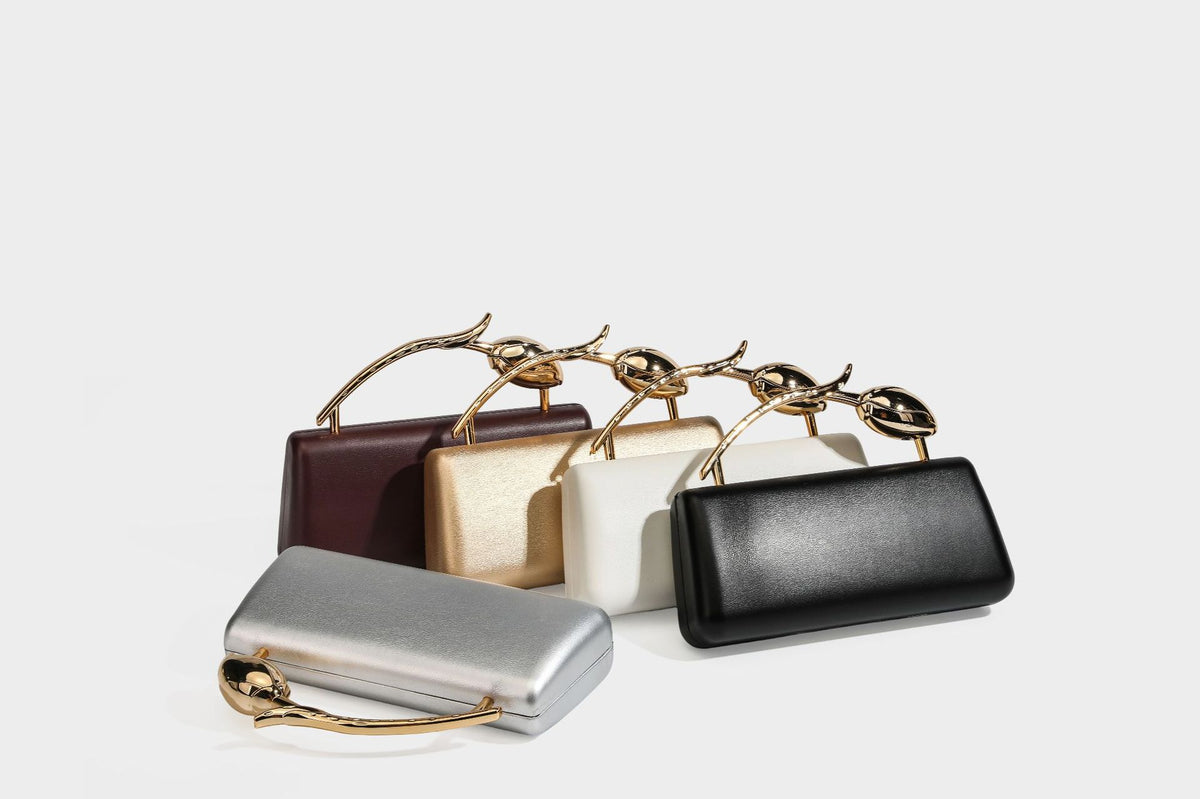 Formstabile, rechteckige Clutch mit Henkel in Rosenknospenform in Goldoptik und abnehmbarem Kettenriemen in Metallic-Optik, Detail