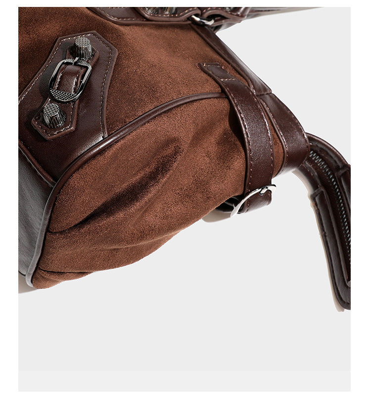Strukturierte Vintage-Schultertasche im Moto-Stil mit matten Einsätzen in Velourslederoptik, Besatz in Lederoptik, dunkel silberfarbenen Nieten und vorderem Reißverschluss