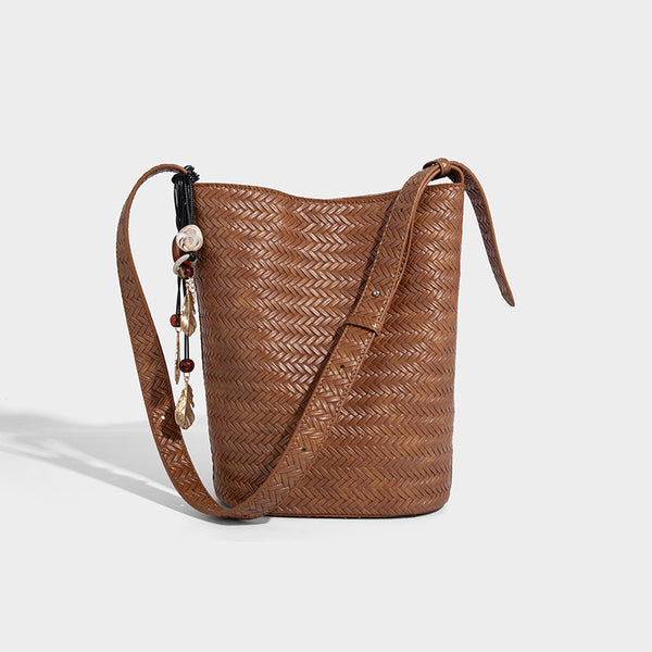 Bucket Bag in Chevron-Weboptik mit Lederoptik, verstellbarem Schulterriemen und goldenem Anhänger, Detailansicht 17