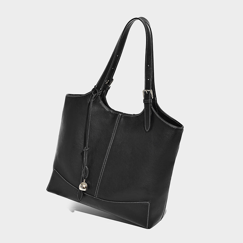 Große strukturierte Tote-Schultertasche in Braun mit langer doppelter Trägerkonstruktion, Schnallenbeschlägen, Quastenanhänger und geschwungenem