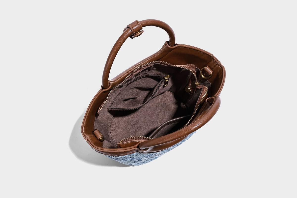 Blaue gewebte Bucket-Bag in Denim-Optik mit Besatz in brauner Lederoptik, rundem Henkel, Quastenanhänger mit Holzperlen und verstellbarem