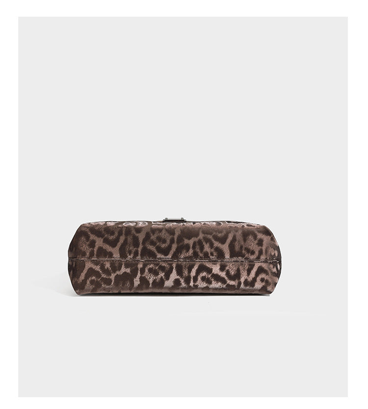Lässige Hobo-Schultertasche mit Leopardenmuster, glänzender Satinoptik, silberfarbenen Ringbeschlägen und schmalem Schulterriemen