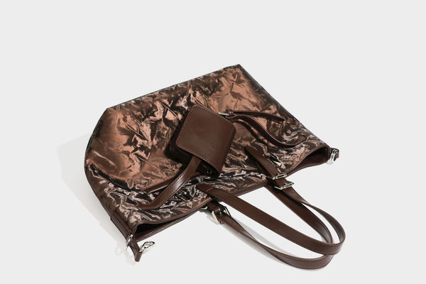 Glänzende, geknautschte Metallic-Tote-Bag mit zwei Tragegriffen oben, abnehmbarem Schulterriemen und abnehmbarer Mini-Reißverschlusstasche in Braun