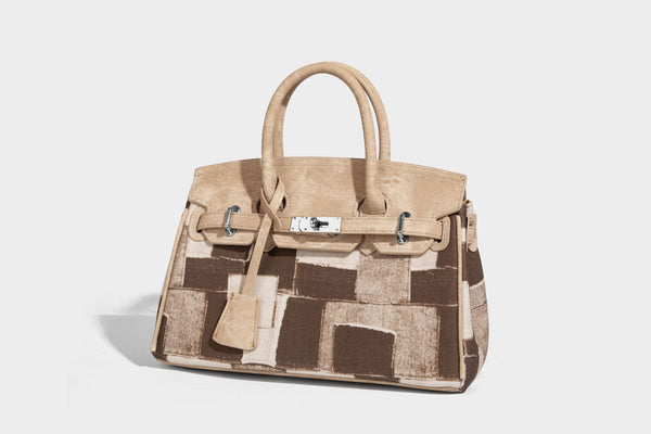 Strukturierte Patchwork-Handtasche mit zwei Tragegriffen, Klappe mit Drehverschluss und silberfarbenen Beschlägen, Detailansicht 18