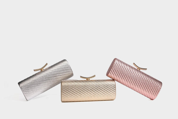 Strukturierte metallische Abend-Clutch mit gewebter Optik, geschwungenem goldfarbenem Kiss-Lock-Verschluss und abnehmbarem schmalem goldfarbenem Kettenriemen
