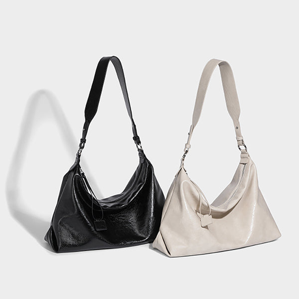 Weich fallende Hobo-Schultertasche mit glänzender, geknautschter Oberfläche, Reißverschluss an der Oberseite und verstellbarem Trageriemen, Detailansicht 2