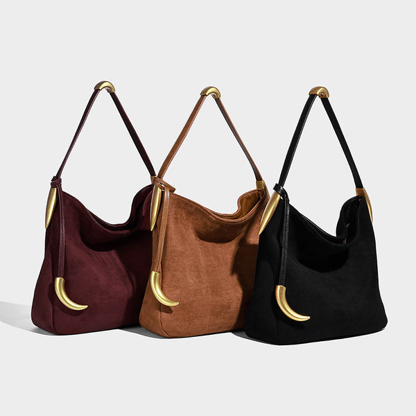 Weich fallende Hobo-Schultertasche in brauner matter Veloursleder-Optik mit goldfarbenen Halbmond-Beschlägen und schmalem Schulterriemen, Detailansicht