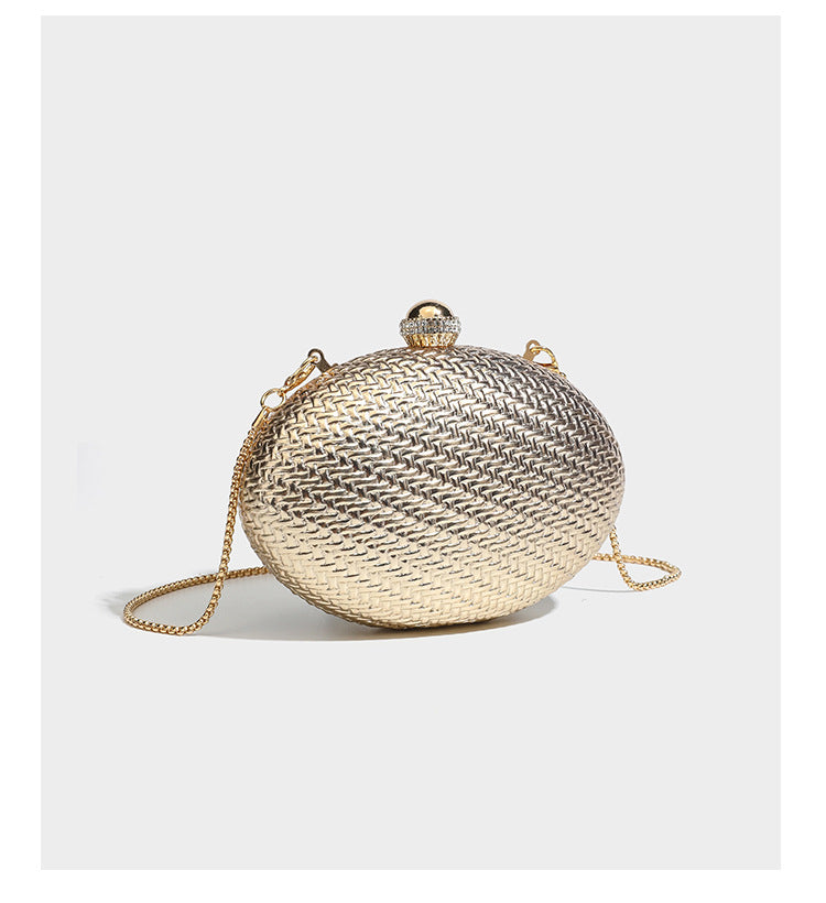 Kleine, ovale, metallisch gewebte Clutch mit juwelenbesetztem Bügelverschluss in Goldoptik und abnehmbarem Kettenriemen, Detailansicht 17
