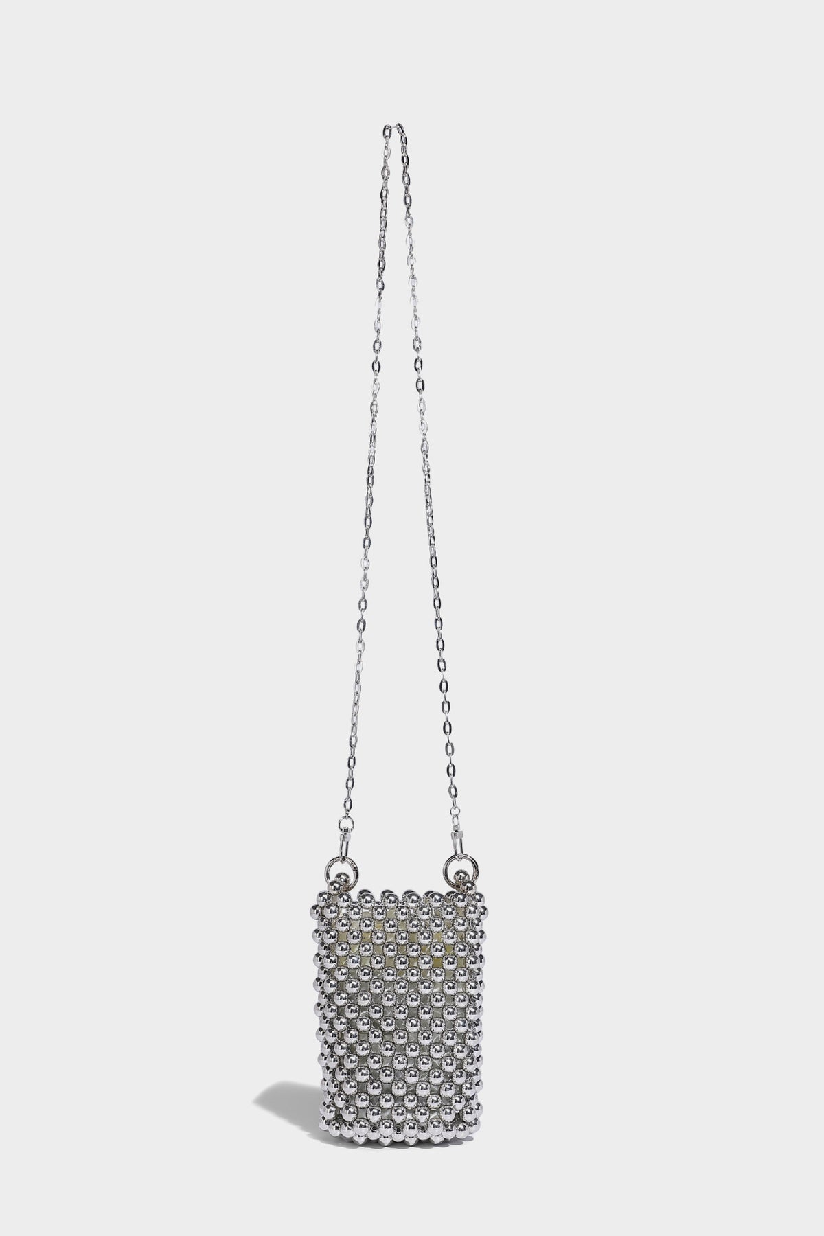 Mini-Bucket-Bag in zylindrischer Form, mit metallisch silberfarbenen Perlen besetzt, geflochtenem Tragegriff und Ketten-Schulterriemen, Detailansicht 27
