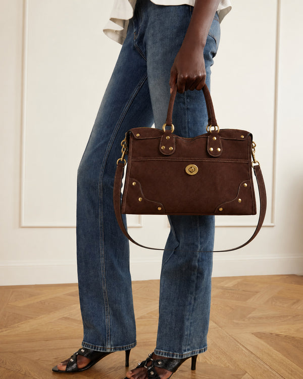 Strukturierte Henkeltasche mit mattem Veloursleder-Finish in Dunkelbraun, goldfarbenen Nieten, Drehverschluss und zwei abgerundeten Tragegriffen