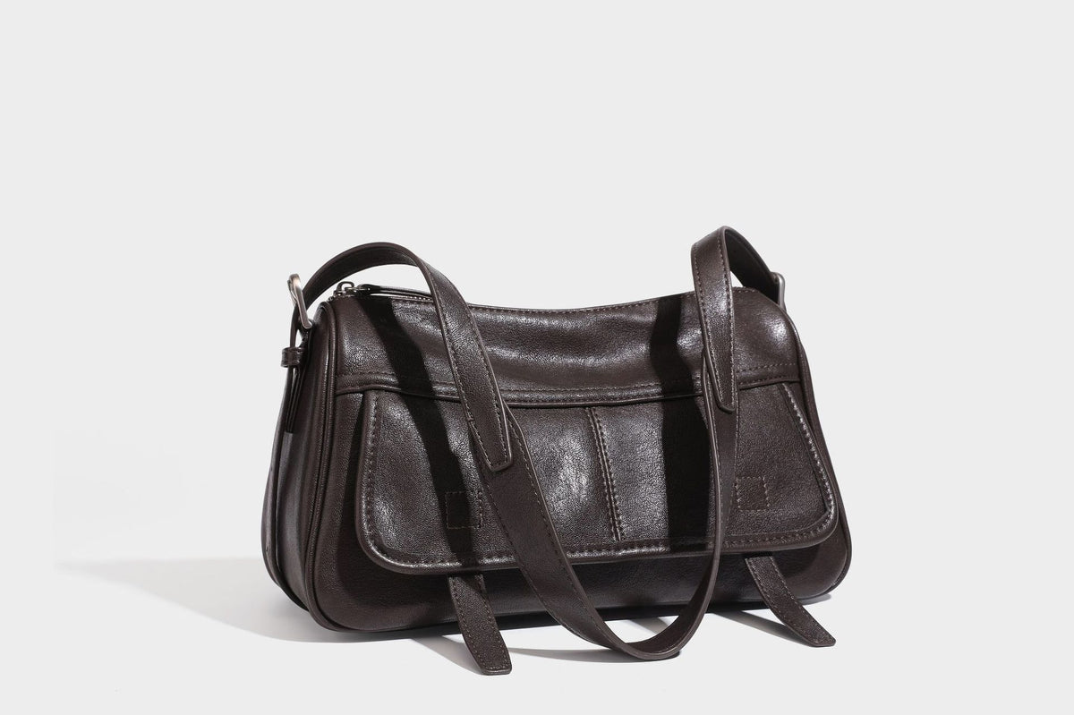 Formstabile rechteckige Schultertasche mit vorderem Überschlag in dunkler Espresso-Lederoptik, silberfarbenen Beschlägen und langem
