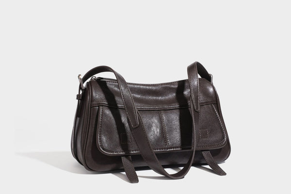 Formstabile rechteckige Schultertasche mit vorderem Überschlag in dunkler Espresso-Lederoptik, silberfarbenen Beschlägen und langem