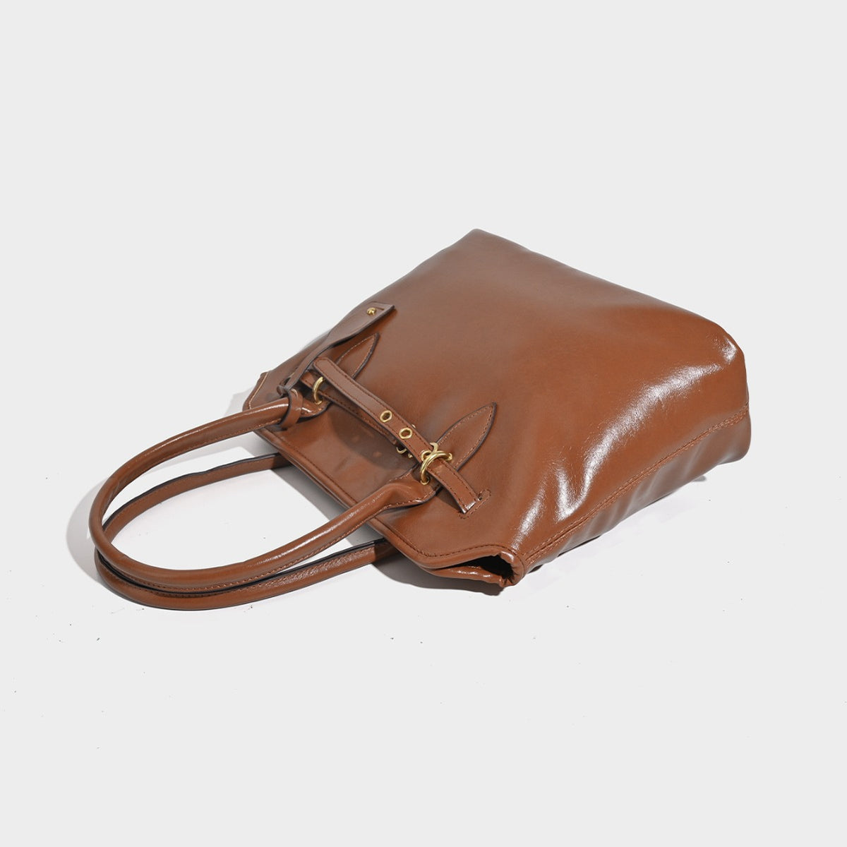 Strukturierte Tote-Tasche aus cognacbraunem Lederimitat mit dekorativem Riemen und goldfarbenen Beschlägen, Detailansicht 4