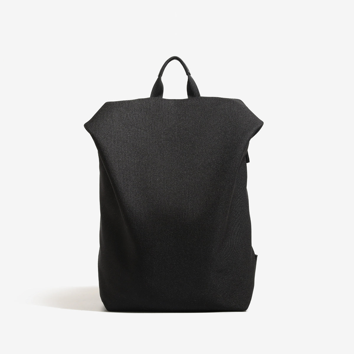 Minimalistischer matter Rucksack aus gewebtem Material mit kurzem Tragegriff und verstellbaren Schulterriemen, Detailansicht 10