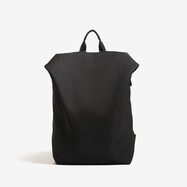 Minimalistischer matter Rucksack aus gewebtem Material mit kurzem Tragegriff und verstellbaren Schulterriemen, Detailansicht 10