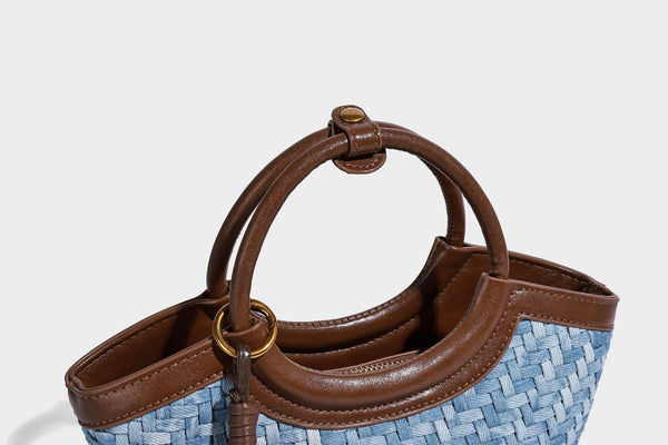 Blaue gewebte Bucket-Bag in Denim-Optik mit Besatz in brauner Lederoptik, rundem Henkel, Quastenanhänger mit Holzperlen und verstellbarem