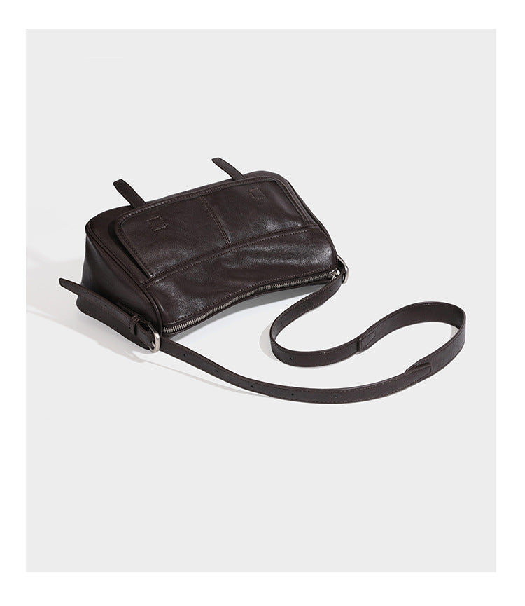 Strukturierte rechteckige Schultertasche mit Überschlag vorne in dunkler Espresso-Lederoptik, mit silberfarbenen Beschlägen und langem