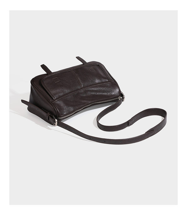 Strukturierte rechteckige Schultertasche mit Überschlag vorne in dunkler Espresso-Lederoptik, mit silberfarbenen Beschlägen und langem
