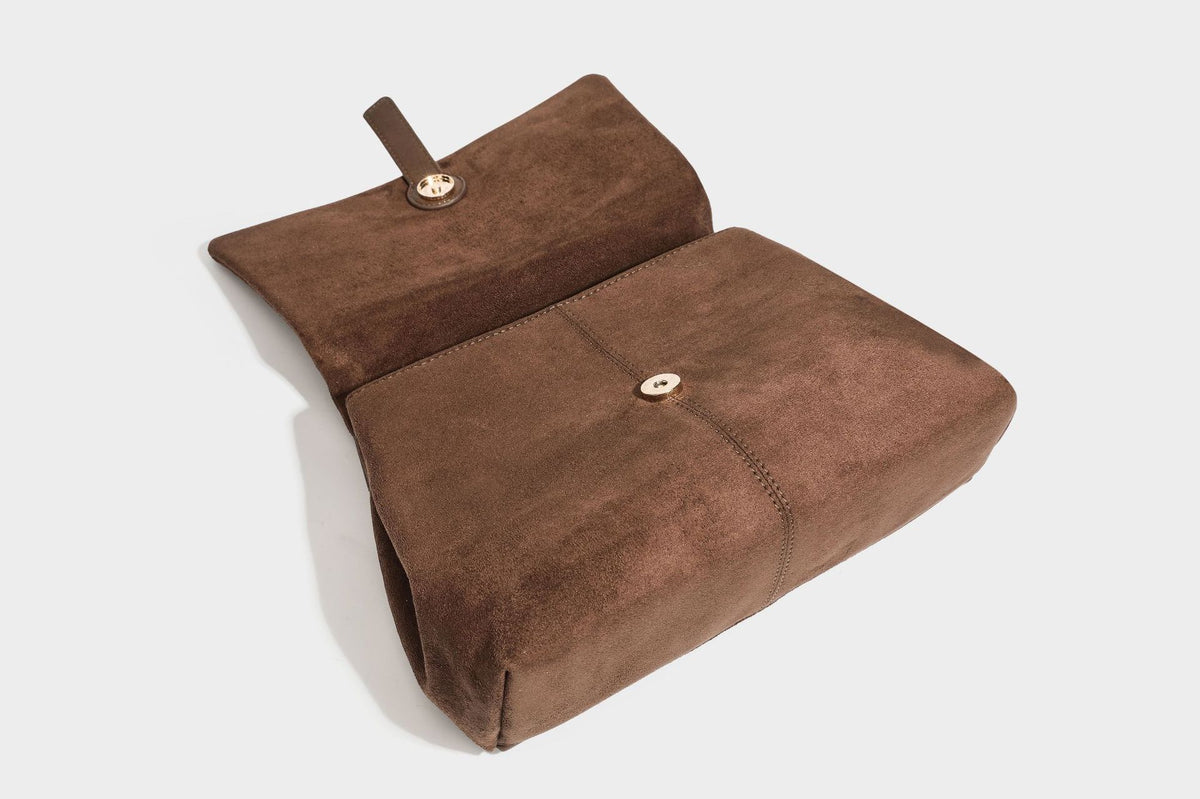 Formstabile Satchel-Tasche mit mattem Veloursleder-Finish, Überschlag, goldfarbenen Emblem-Beschlägen, kurzem Tragegriff und verstellbarem Crossbody-Riemen