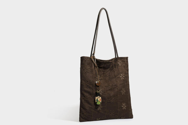 Große, weich fallende Tote-Bag in Dunkelbraun und Wildlederoptik mit Ton-in-Ton-Blumenstickerei im Gittermuster und schmalen Trägern in Lederoptik