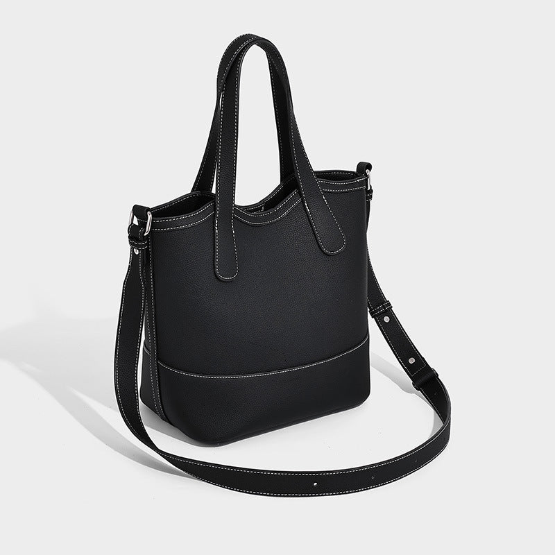 Strukturierte Tote-Bag in Karamellbraun mit genarbtem Finish, zwei Henkeln, abnehmbarem Schulterriemen und herausnehmbarem Reißverschluss
