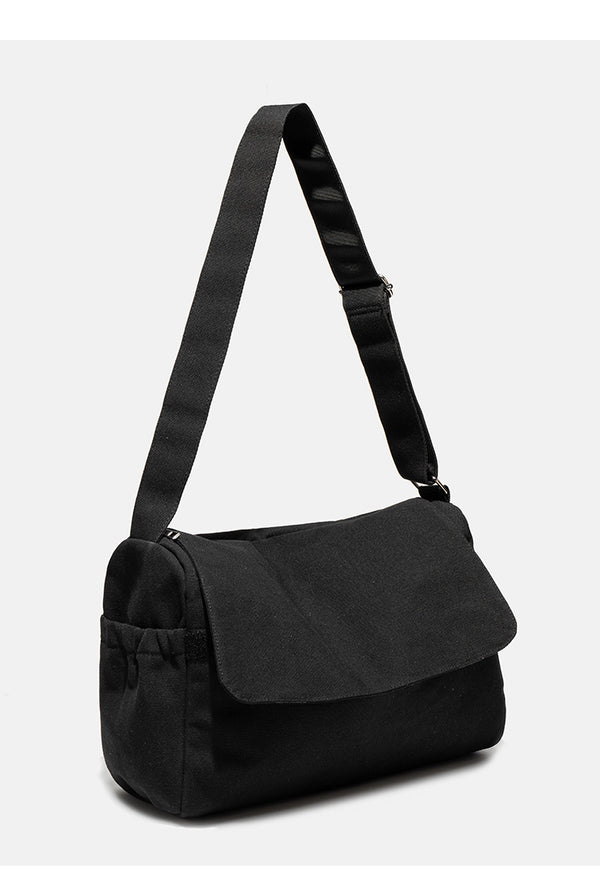 Große schwarze Messenger-Tasche aus mattem Canvas mit Überschlag vorn, Reißverschluss oben, elastischen Seitentaschen und verstellbarem silberfarbenem
