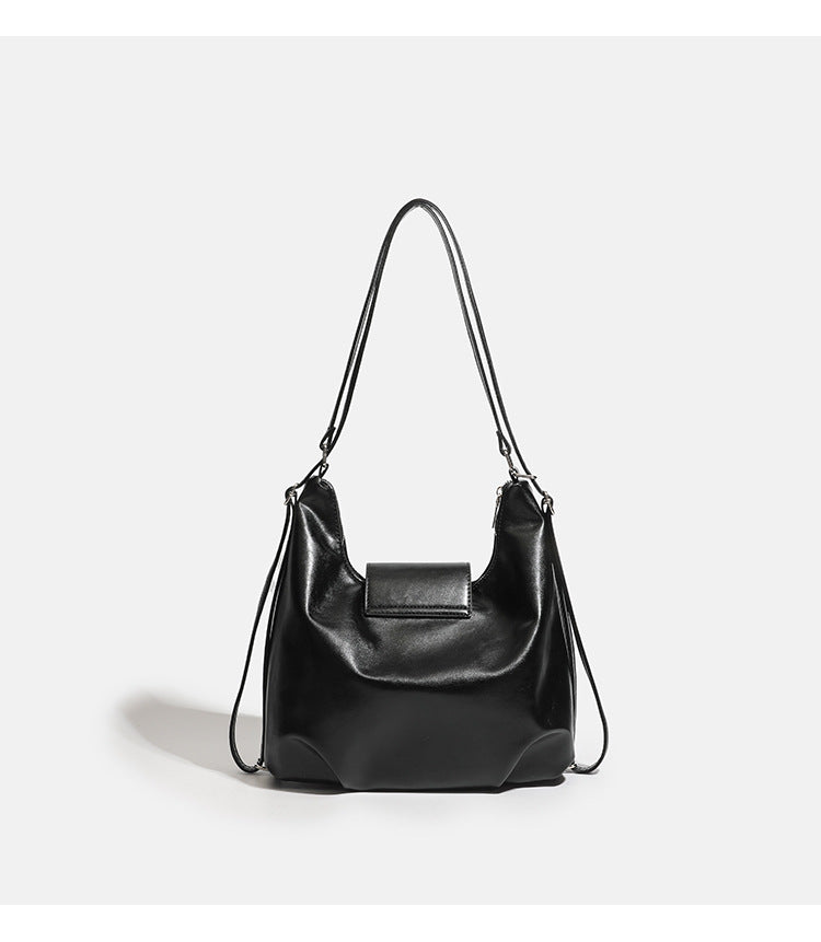 Weich fallende, glänzende Hobo-Schultertasche in Lederoptik mit vorderer Klappentasche und Druckknopf sowie silberfarbenen Beschlägen, Detailansicht 9