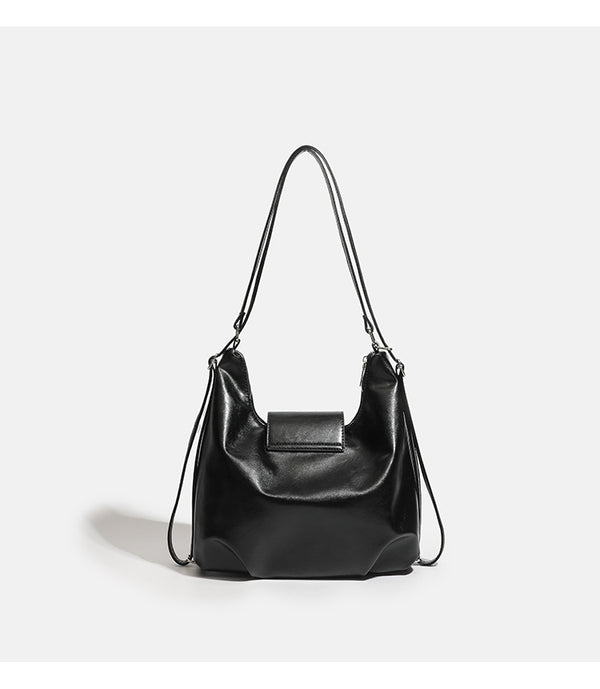 Weich fallende, glänzende Hobo-Schultertasche in Lederoptik mit vorderer Klappentasche und Druckknopf sowie silberfarbenen Beschlägen, Detailansicht 9