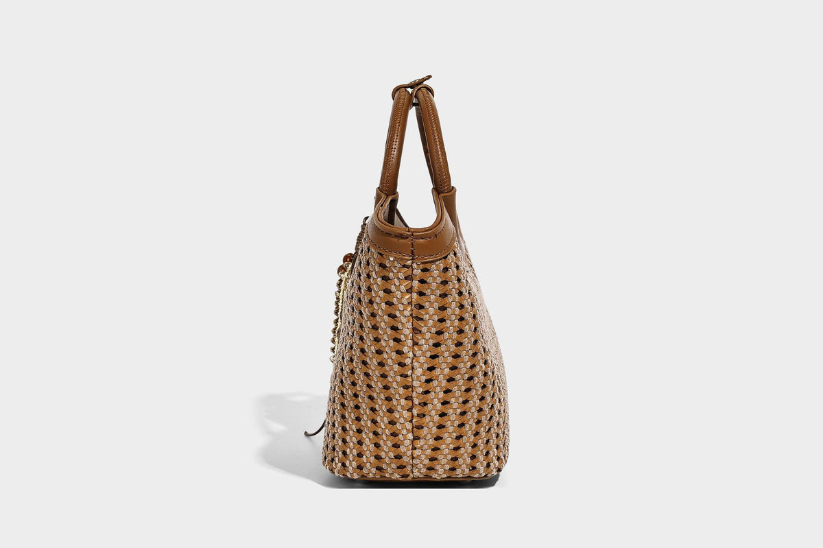Kleine gewebte Beuteltasche in Tanbraun mit rundem Henkel aus Lederimitat, Quastenanhänger mit Perlen und abnehmbarem Crossbody-Riemen