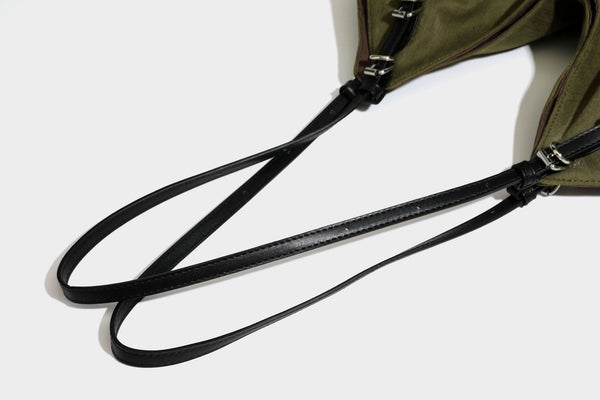 Übergroße, weich fallende Hobo-Schultertasche in Olivgrün mit langen Doppelriemen in Lederoptik, silberfarbenen Schnallenbeschlägen und