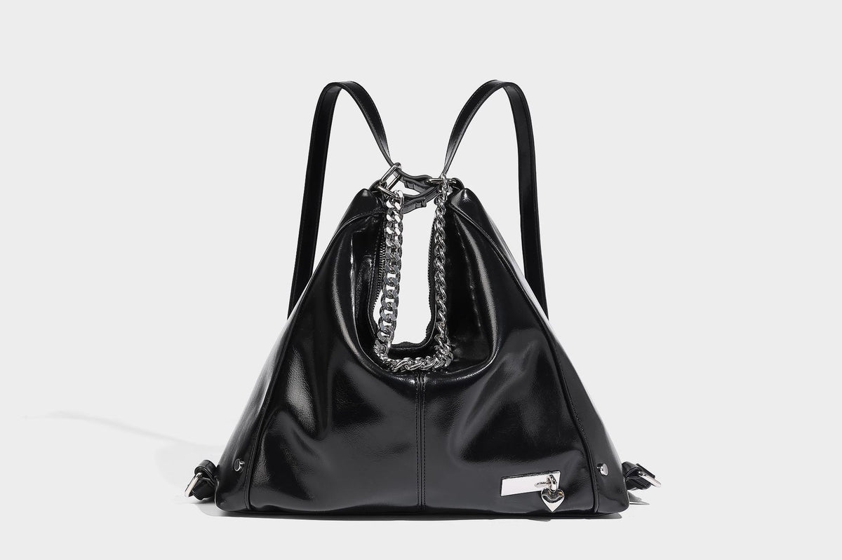 Glänzend schwarze Hobo-Shopper-Tasche mit silberfarbenem Kettenakzent, Reißverschluss oben und langen Schulterriemen, Detailansicht 29